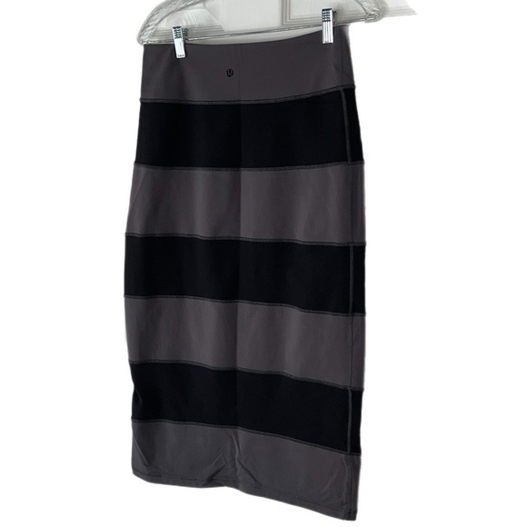 lululemon athletica Black and Gray Striped Skirt - Picture 3 of 11